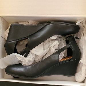 NWT Daisy Fuentes size 8.5 wedges